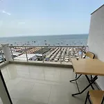 Seaview Apartments Right At The Beach